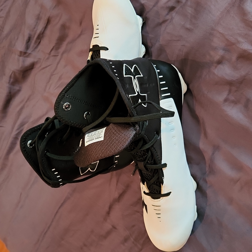 Under Armor Highlight Select cleats men